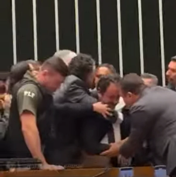 Deputado Glauber Braga é retirado à força de mesa diretora da Câmara  por Reprodução