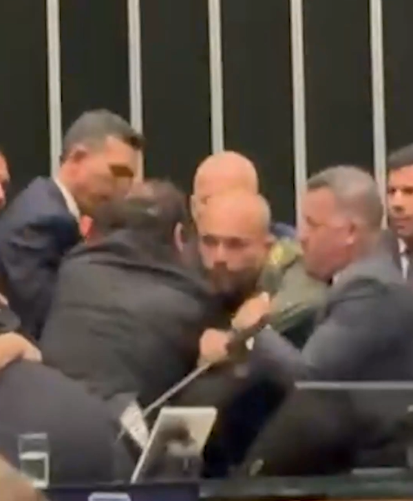 Deputado Glauber Braga é retirado à força de mesa diretora da Câmara  por Reprodução