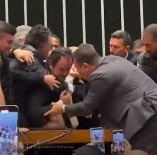 Deputado Glauber Braga é retirado à força de mesa diretora da Câmara  por Reprodução