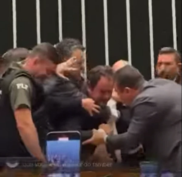 Deputado Glauber Braga é retirado à força de mesa diretora da Câmara  por Reprodução