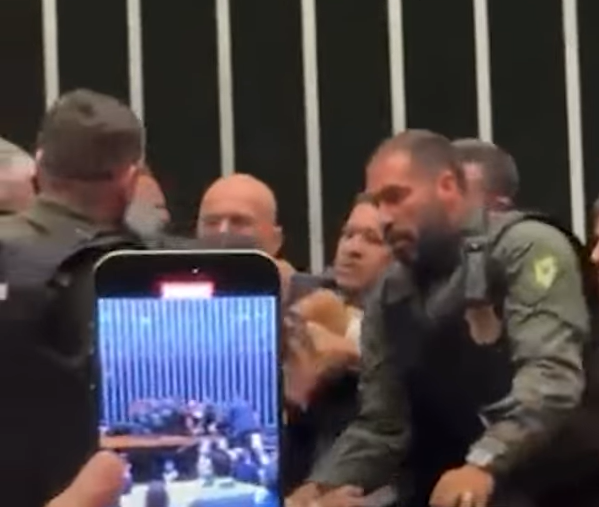 Deputado Glauber Braga é retirado à força de mesa diretora da Câmara  por Reprodução