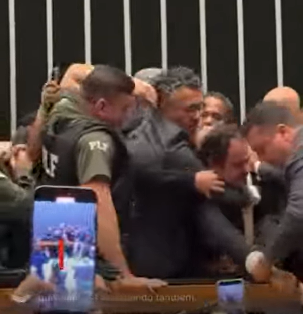 Deputado Glauber Braga é retirado à força de mesa diretora da Câmara  por Reprodução