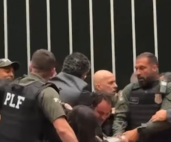 Deputado Glauber Braga é retirado à força de mesa diretora da Câmara  por Reprodução