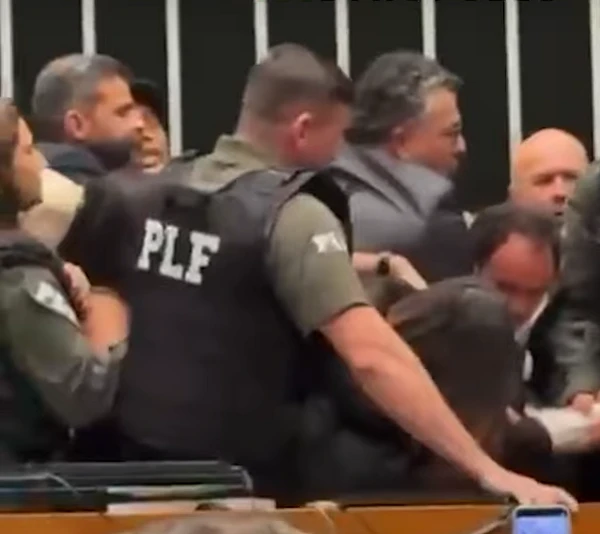 Deputado Glauber Braga é retirado à força de mesa diretora da Câmara  por Reprodução