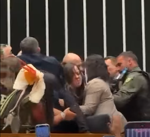 Deputado Glauber Braga é retirado à força de mesa diretora da Câmara  por Reprodução