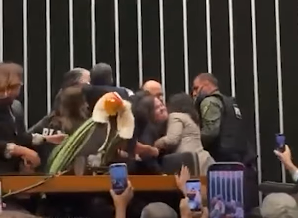 Deputado Glauber Braga é retirado à força de mesa diretora da Câmara  por Reprodução