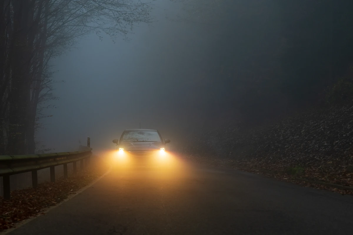 Multa de R$ 130,16 e 4 pontos na CNH para quem não usar o farol onde a regra exige por Shutterstock