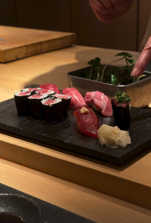 Ator e modelo estão na mesma cidade e publicaram Stories parecidos por Reprodução | Instagram