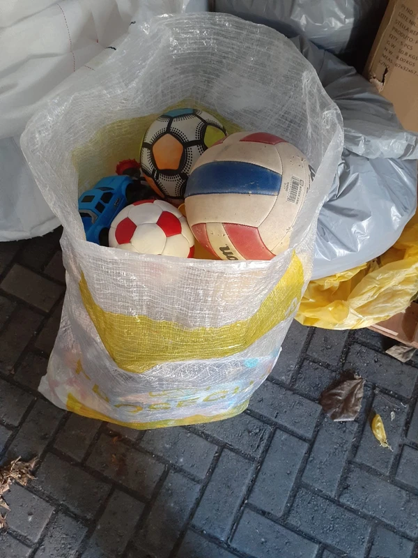 Mais de mil itens serão doados pelo Metrô Bahia nesta quarta-feira. Após serem esquecidos, eles ficam guardados por 30 dias. Depois desse período, são doados. Documentos são entregues à SSP por Divulgação