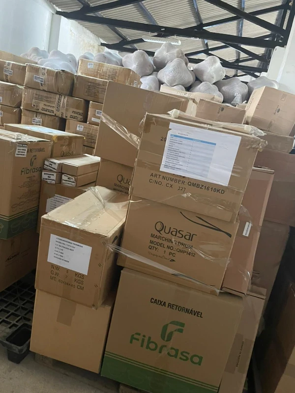 Materiais escolares abandonados em galpão do governo da Bahia por Reprodução