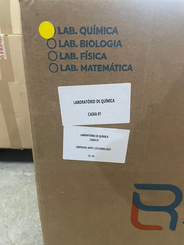Materiais escolares abandonados em galpão do governo da Bahia por Reprodução