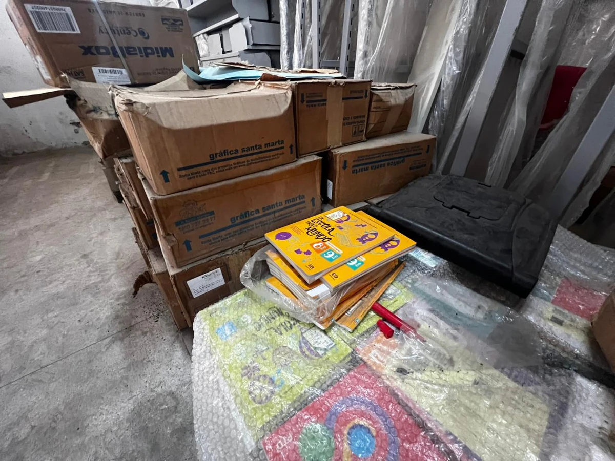 Materiais escolares abandonados em galpão do governo da Bahia por Reprodução