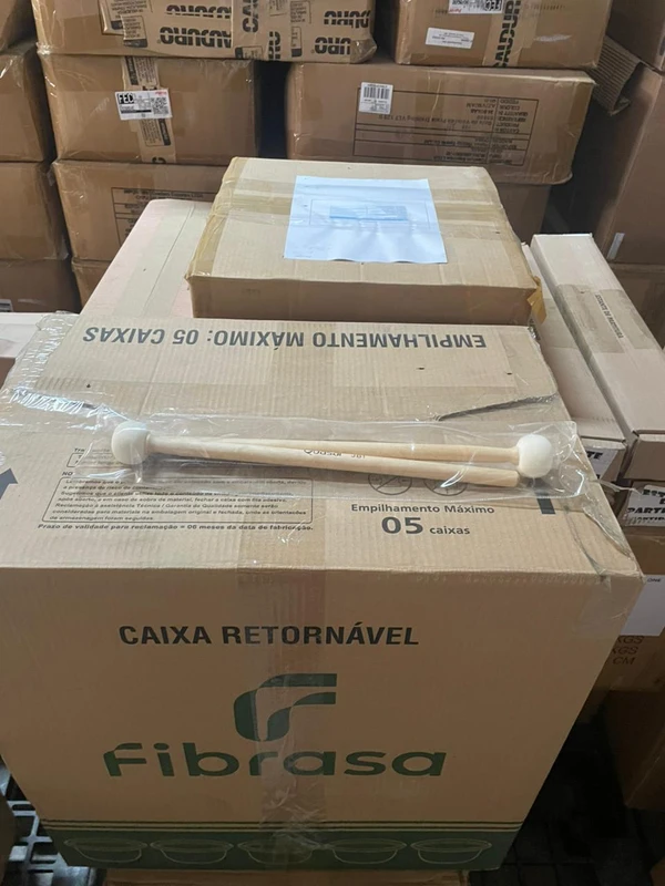 Materiais escolares abandonados em galpão do governo da Bahia por Reprodução