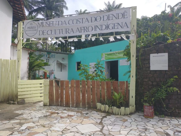 No local funcionam iniciativas culturais, educativas e religiosas