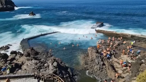 Veja a onda gigante que matou quatro pessoas nas Ilhas Canária; 5ª vítima segue desaparecida por Reprodução