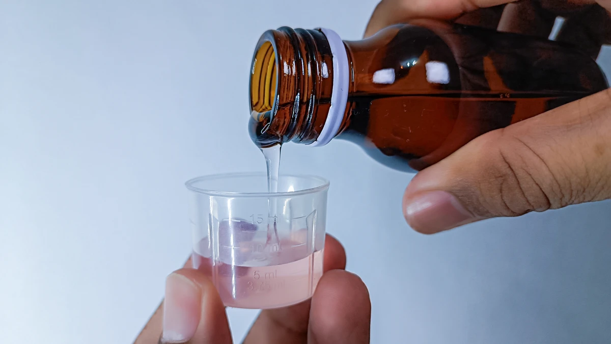 Alguns xaropes para tosse podem conter álcool por Shutterstock