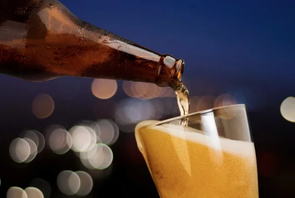  Espuma de algumas cervejas parece muito mais firme e compacta do que a de outros por Freepik