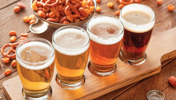  Espuma de algumas cervejas parece muito mais firme e compacta do que a de outros por Adobe Stock