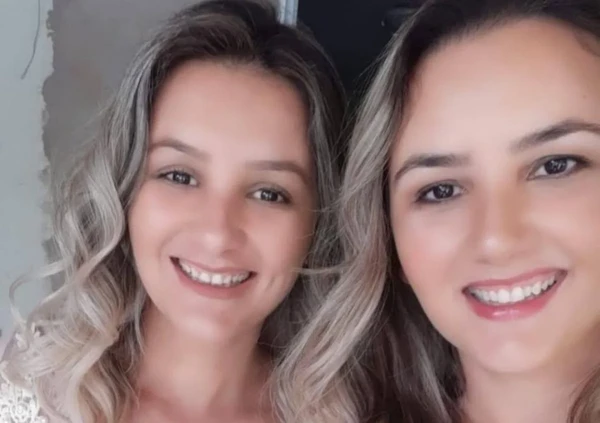 Débora com a irmã Claudia por Reprodução