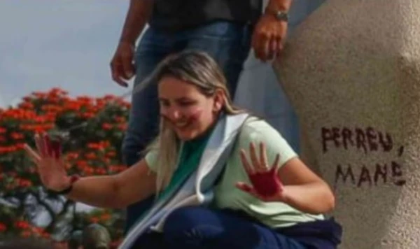 Débora do Batom escreveu 'Perdeu, Mané' em estátua