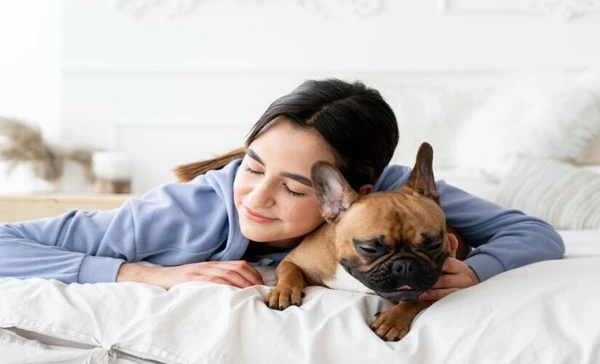 Dormir com cachorro na cama pode trazer conforto, mas exige atenção à higiene e à saúde de quem divide o travesseiro
