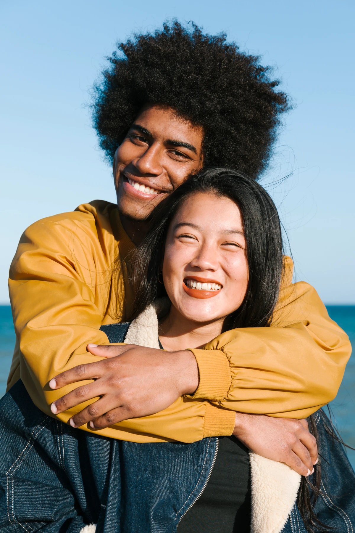 Experiência da felicidade é individual, mas pesquisas citadas pela Harvard Health Publishing apontam que pessoas mais felizes costumam compartilhar três hábitos em comum, todos possíveis de aplicar no cotidiano por Reprodução | Freepik