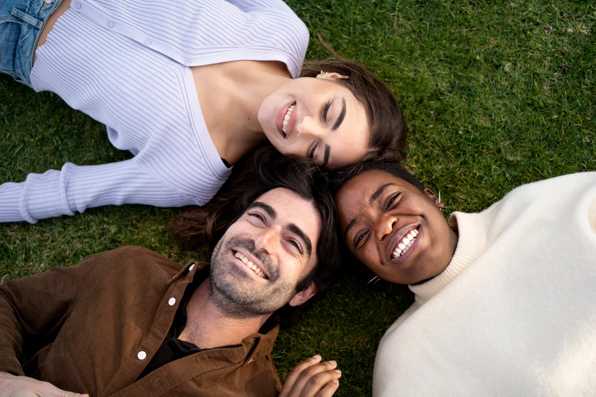 Experiência da felicidade é individual, mas pesquisas citadas pela Harvard Health Publishing apontam que pessoas mais felizes costumam compartilhar três hábitos em comum, todos possíveis de aplicar no cotidiano por Reprodução | Freepik