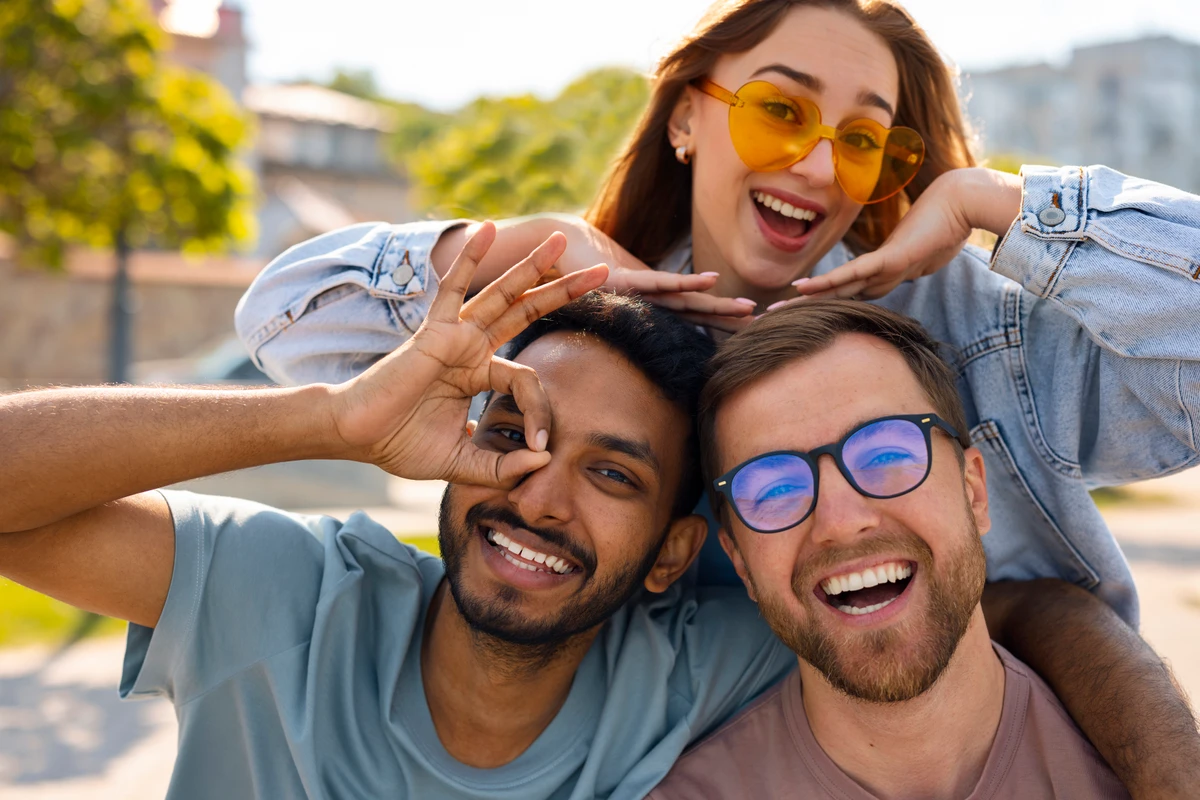 Experiência da felicidade é individual, mas pesquisas citadas pela Harvard Health Publishing apontam que pessoas mais felizes costumam compartilhar três hábitos em comum, todos possíveis de aplicar no cotidiano por Reprodução | Freepik