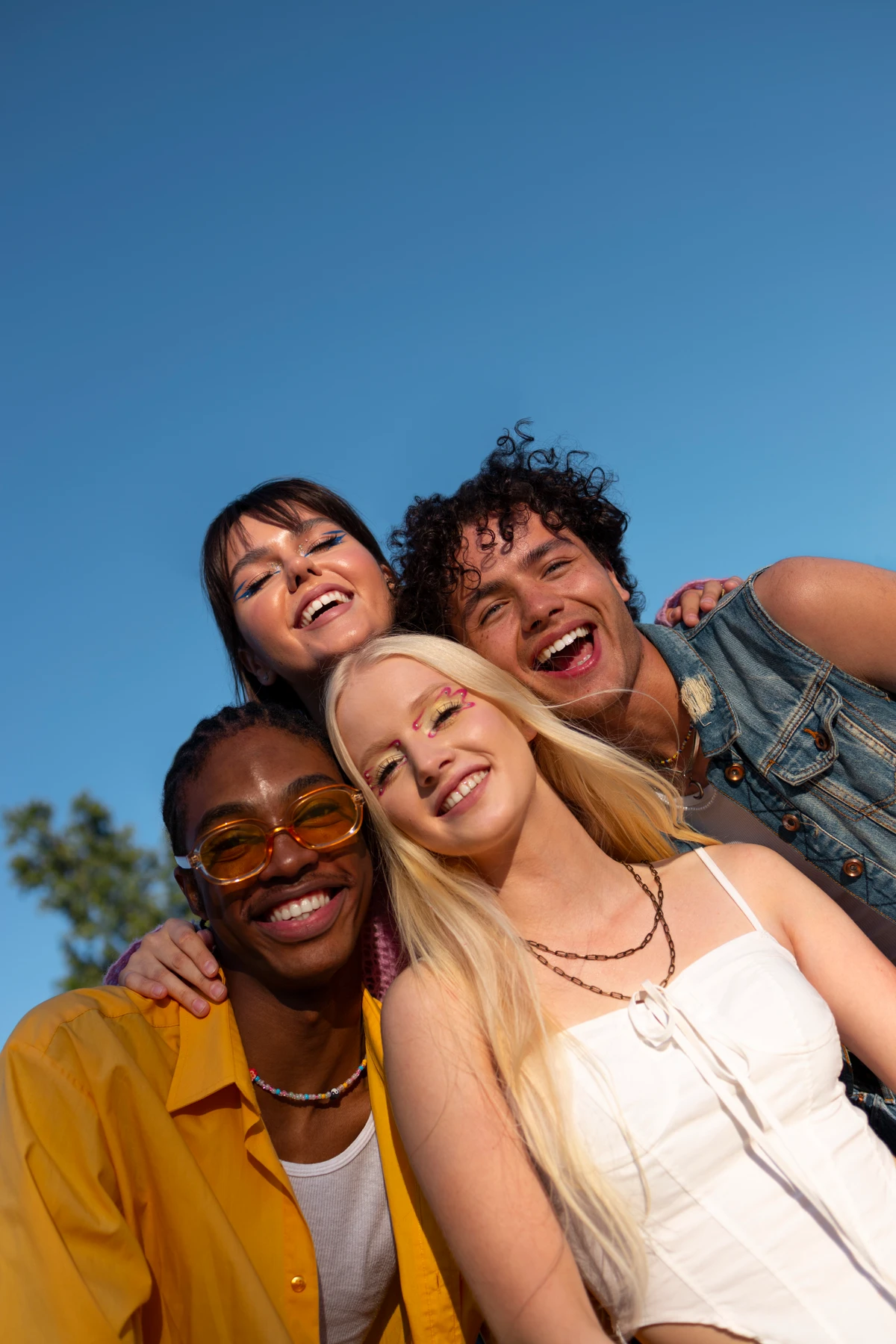 Experiência da felicidade é individual, mas pesquisas citadas pela Harvard Health Publishing apontam que pessoas mais felizes costumam compartilhar três hábitos em comum, todos possíveis de aplicar no cotidiano por Reprodução | Freepik