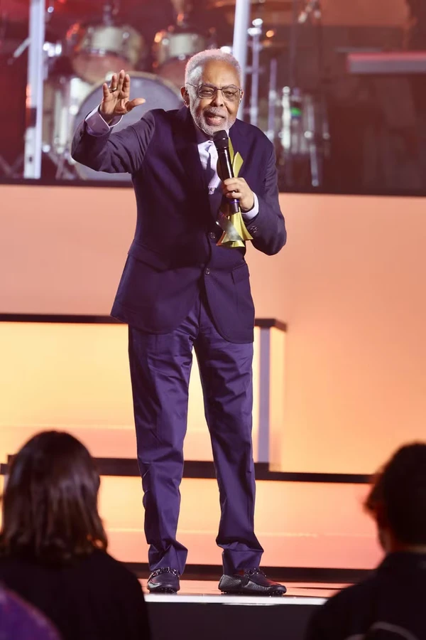 Gilberto Gil com o prêmio em mãos por Manoela Mello/Divulgação