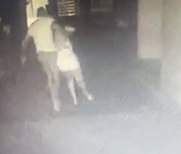 Homem suspeito de atirar mulher do 10º andar agridiu a vítima no estacionamento e no elevador por Reprodução