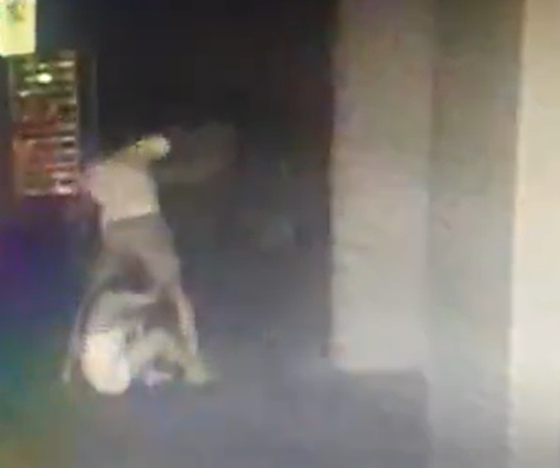 Homem suspeito de atirar mulher do 10º andar agridiu a vítima no estacionamento e no elevador por Reprodução