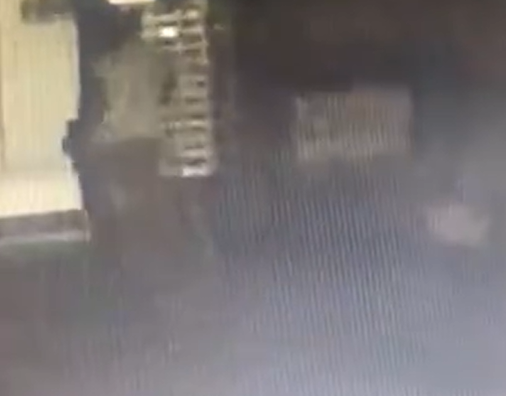 Homem suspeito de atirar mulher do 10º andar agridiu a vítima no estacionamento e no elevador por Reprodução