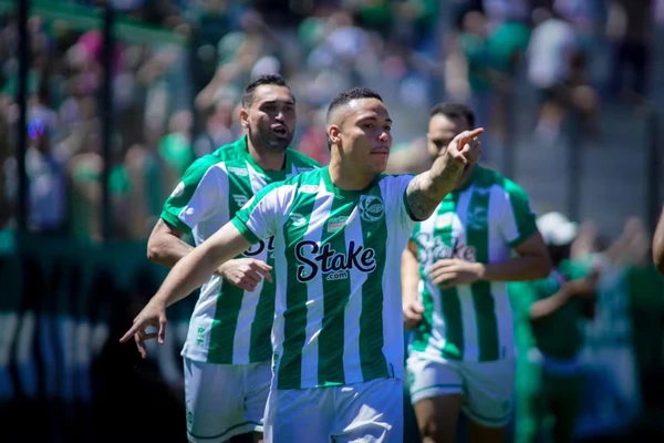 Mandaca com a camisa do Juventude 