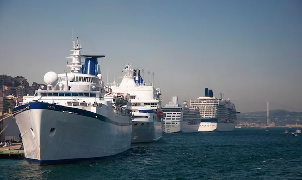 Navios por Reprodução | Freepik