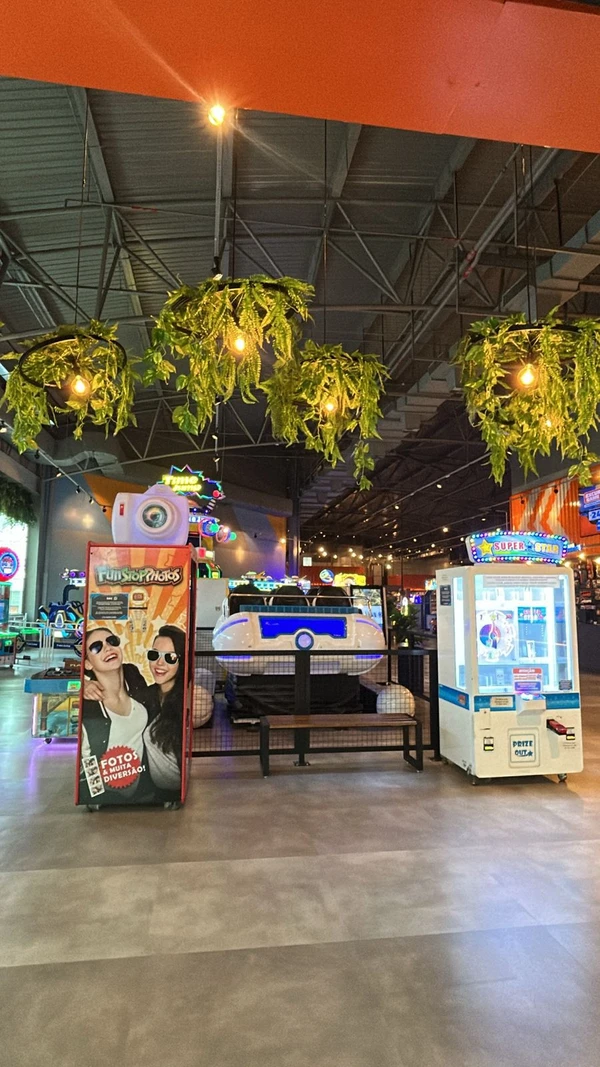 Tecnologia: Logo na entrada, o público é recebido por um piso de LED que conduz a um ambiente vibrante e imersivo, com bancos sob árvores, áreas de descanso e uma estética que remete aos parques de rua. por Divulgação