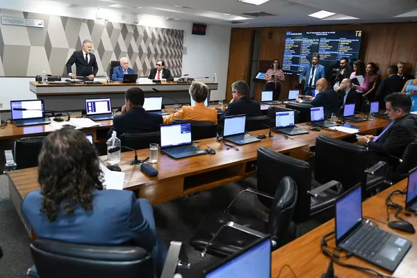 Senadores da CCJ durante análise do projeto 