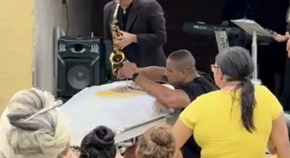 Suspeito de atirar mulher do 10º andar foi a velório da vítima e foi flagrado chorando por Reprodução