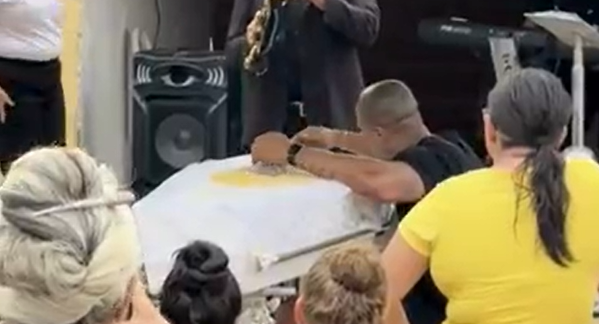 Suspeito de atirar mulher do 10º andar foi a velório da vítima e foi flagrado chorando por Reprodução