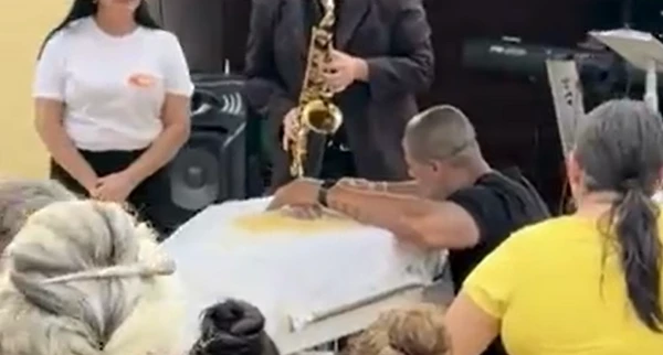 Suspeito de atirar mulher do 10º andar foi a velório da vítima e foi flagrado chorando por Reprodução