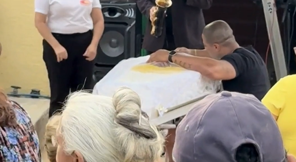 Suspeito de atirar mulher do 10º andar foi a velório da vítima e foi flagrado chorando por Reprodução