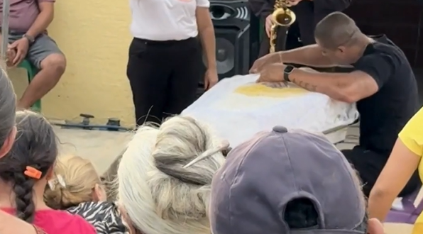 Suspeito de atirar mulher do 10º andar foi a velório da vítima e foi flagrado chorando por Reprodução