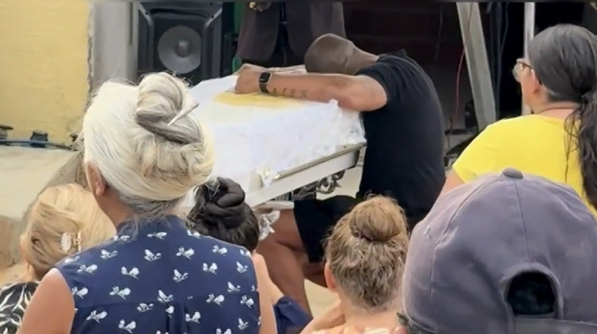 Suspeito de atirar mulher do 10º andar foi a velório da vítima e foi flagrado chorando por Reprodução