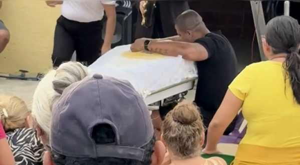 Suspeito de atirar mulher do 10º andar foi a velório da vítima e foi flagrado chorando por Reprodução