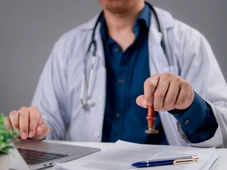 Imagem - Atestado médico de papel vai parar de valer? Veja o que diz o CFM