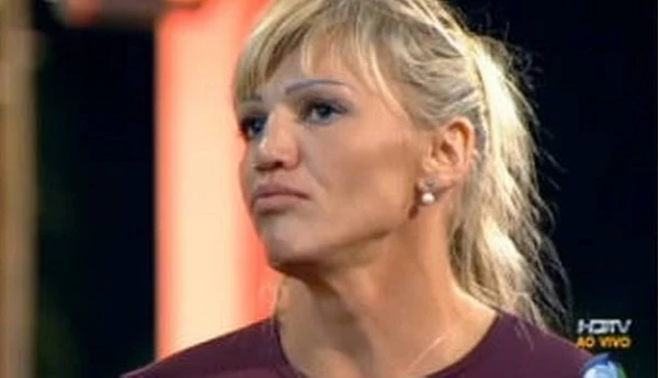 A lutadora sérvia Duda Yancovitch foi expulsa de "A Fazenda 4" após ter dado um tapa na cabeça do ator Thiago Gagliasso durante um jogo na piscina por Record/Reprodução