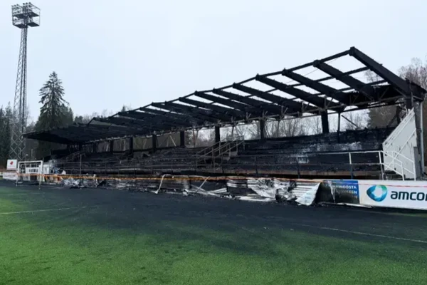 Arquibancas e gramado após o incendio 
