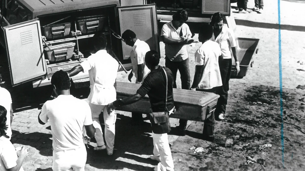 Corpos são levados por Lourival Custódio/Arquivo CORREIO