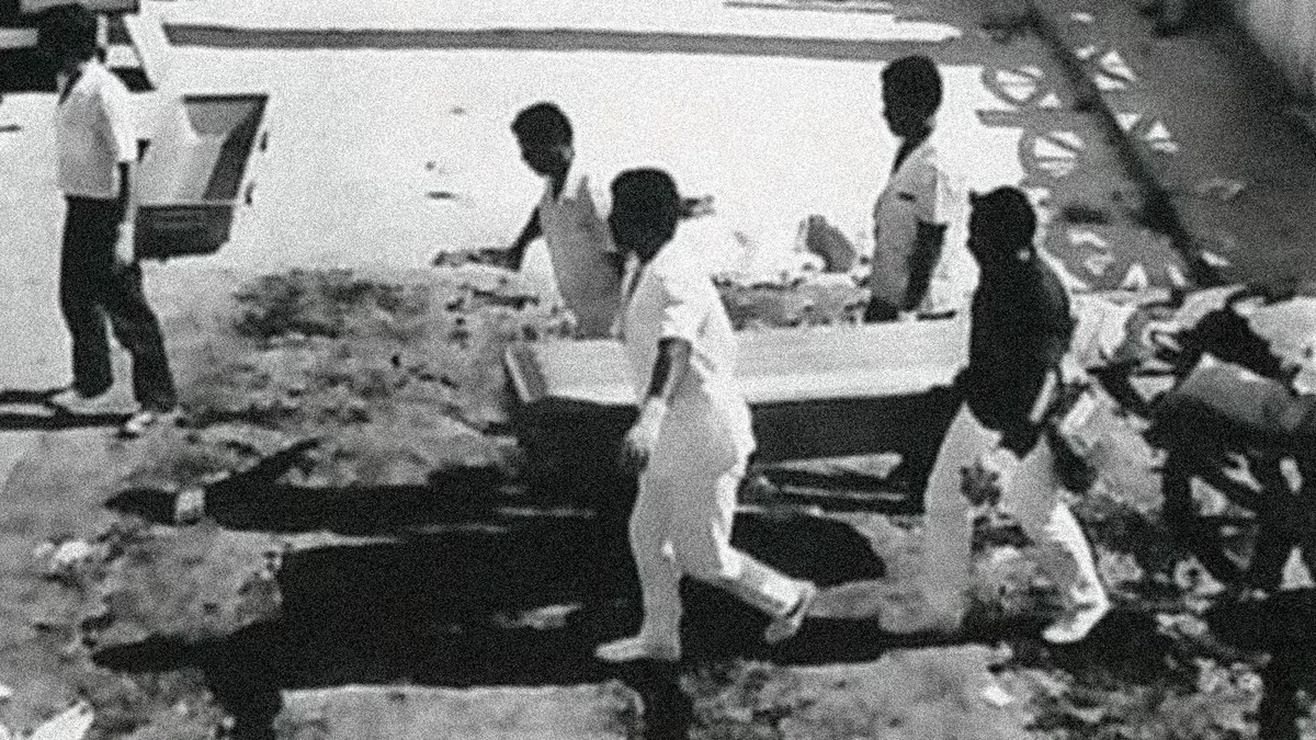 Corpos são levados por Lourival Custódio/Arquivo CORREIO