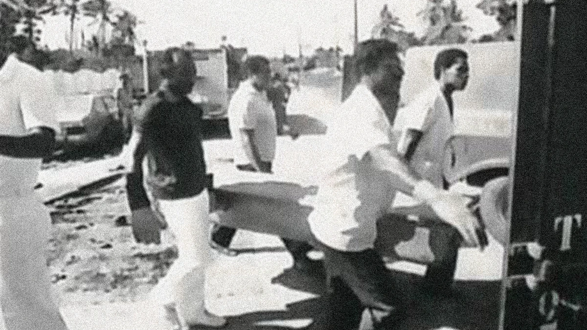 Corpos são levados por Lourival Custódio/Arquivo CORREIO